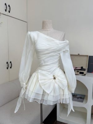 Váy ngắn lệch vai