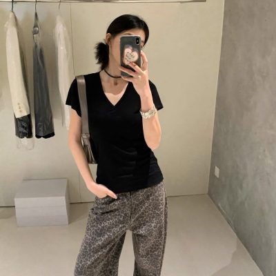 Áo thun nữ WGWE cổ V chất liệu mát mịn