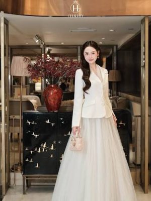 chân váy dạ hội kết hợp với túi xách